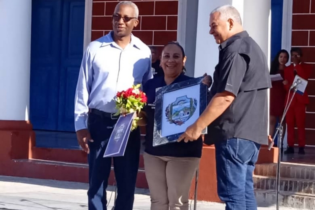 XIV Festival Nacional de la Radio Universitaria: Recibe la Radio Cubana Escudo de la provincia de Holguín 