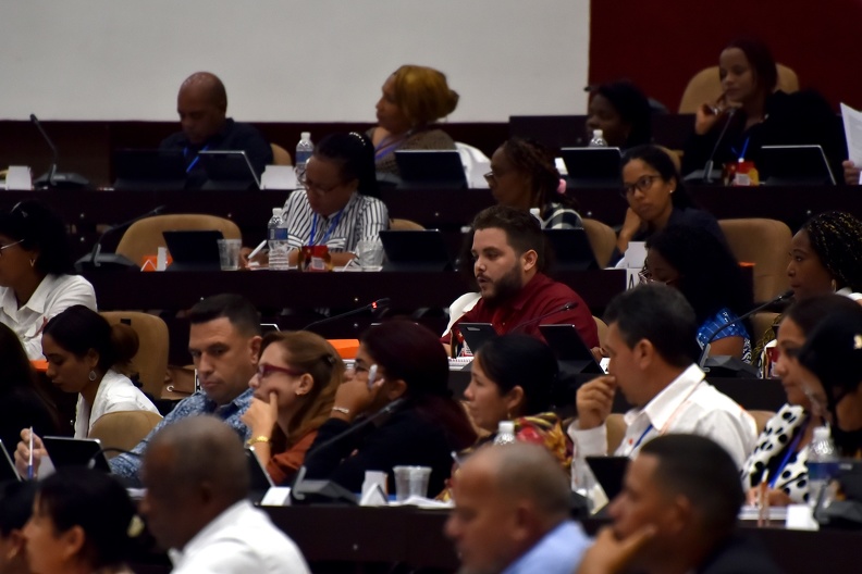 Diputados cubanos analizan proyectos de leyes en sesión parlamentaria