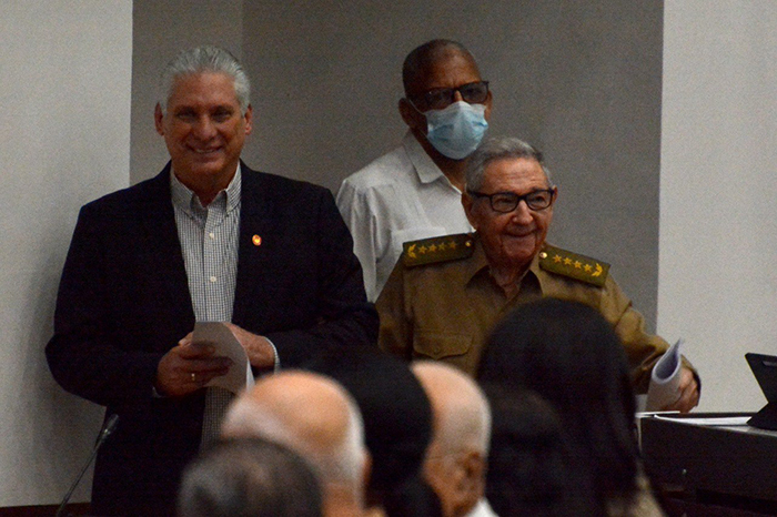 Asiste Raúl a sesión vespertina del Parlamento cubano 