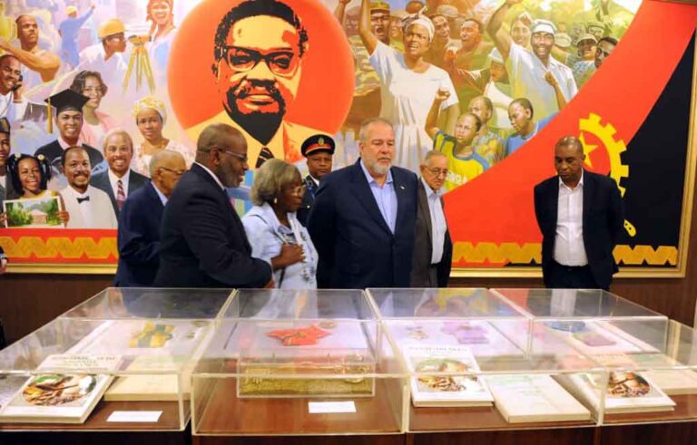 Delegación de Cuba rinde tributo en Angola a héroes de ambos países
