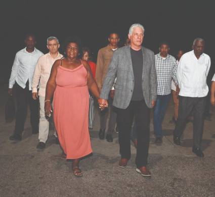 De la mano, a una madre, a Cuba