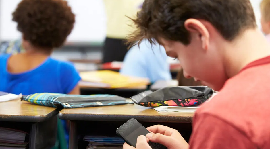 Celulares compitiendo con la escuela: Lo que algunos comenzaron a hacer