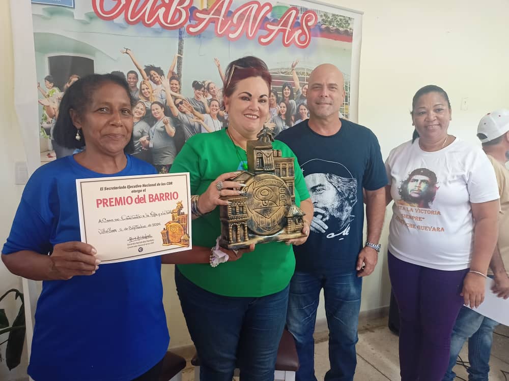 Entregan Premio del Barrio a la Casa de Orientación a la Mujer y las Familias 