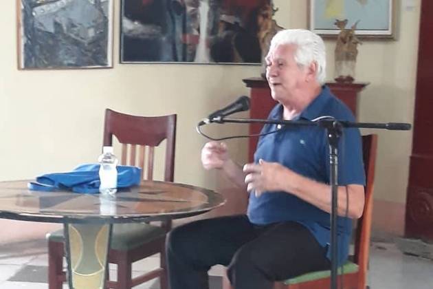 Roberto Manzano: la poesía es un servicio cultural