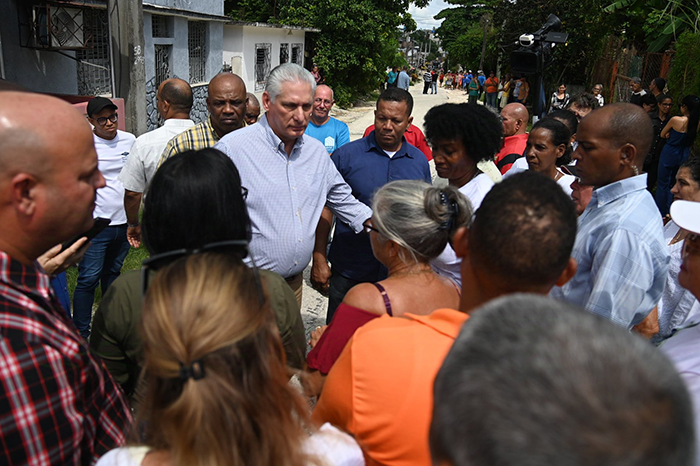 Recorre Díaz-Canel comunidad en transformación en Santa Clara