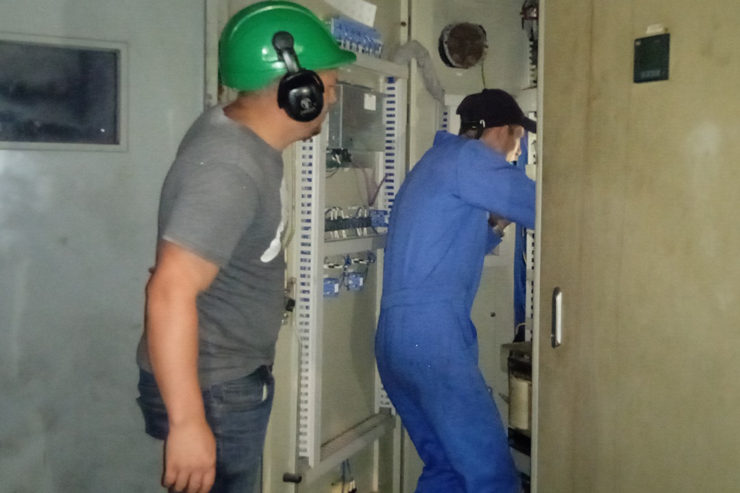 Los trabajadores del Grupo Electrógeno Fuel Santa Clara laboran sin cesar. (Foto: Francisnet Díaz Rondón) 
