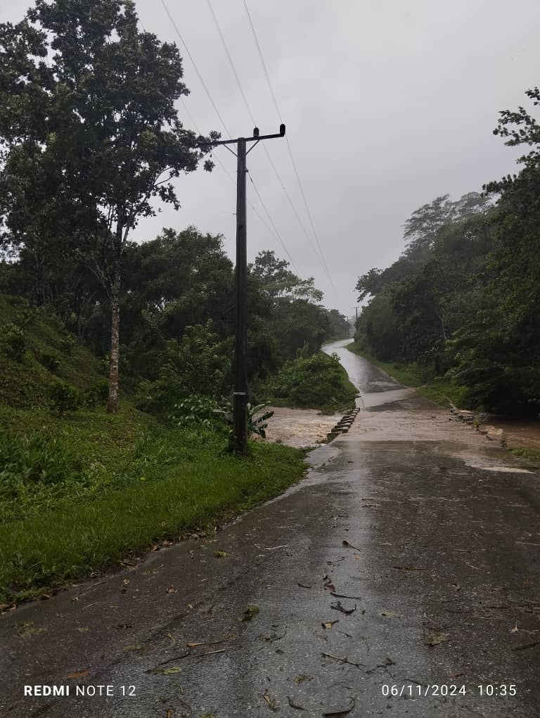 Camino a las alturas de Jibacoa, no se pudo continuar el recorrido debido a la crecida de los ríos de la zona.