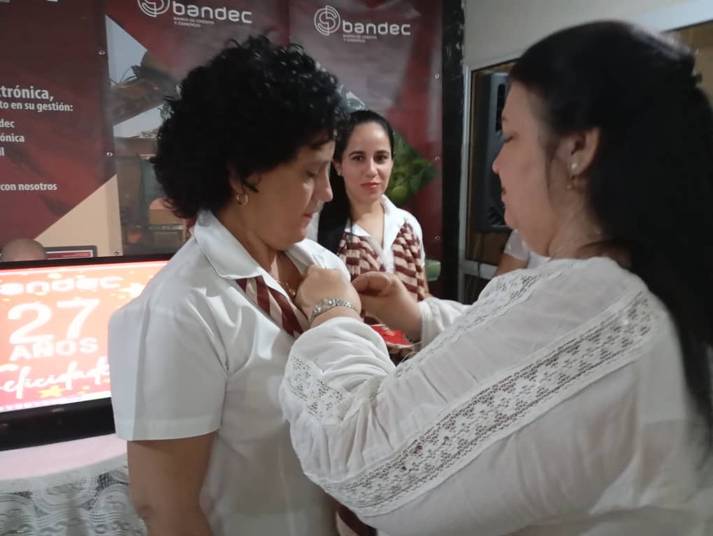 Reconocen a trabajadores destacados de BANDEC Villa Clara en su 27 aniversario 
