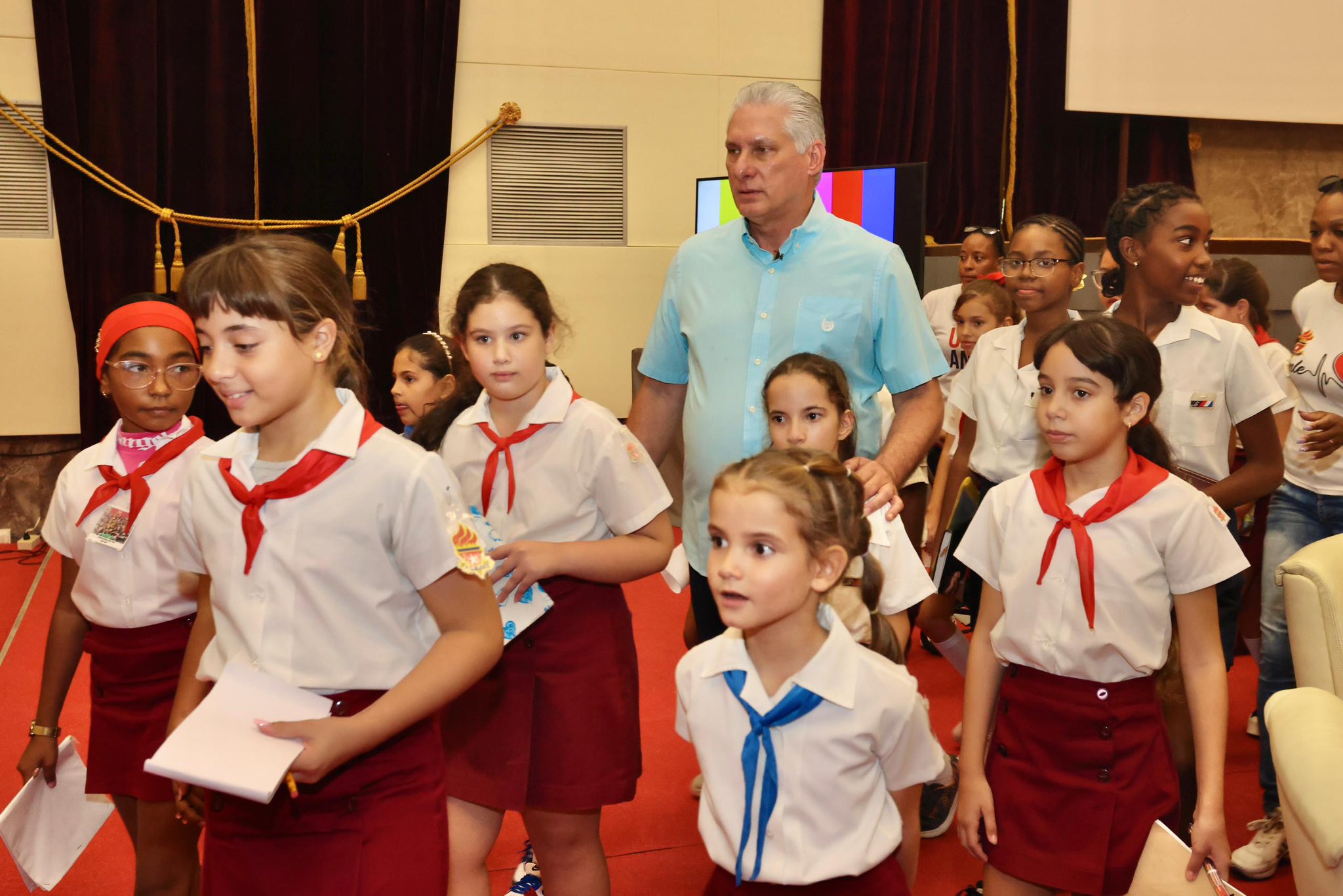 Presidente cubano comparte con niños y adolescentes en el Día Mundial de la Infancia