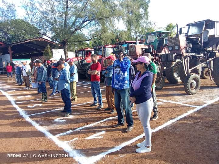 Abanderan colectivos que intervendrán en la zafra 2024-2025 en Villa Clara