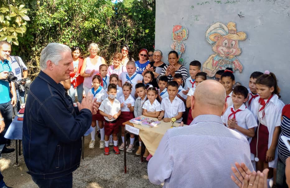 Recorre presidente cubano entidades socioeconómicas de Santa Clara