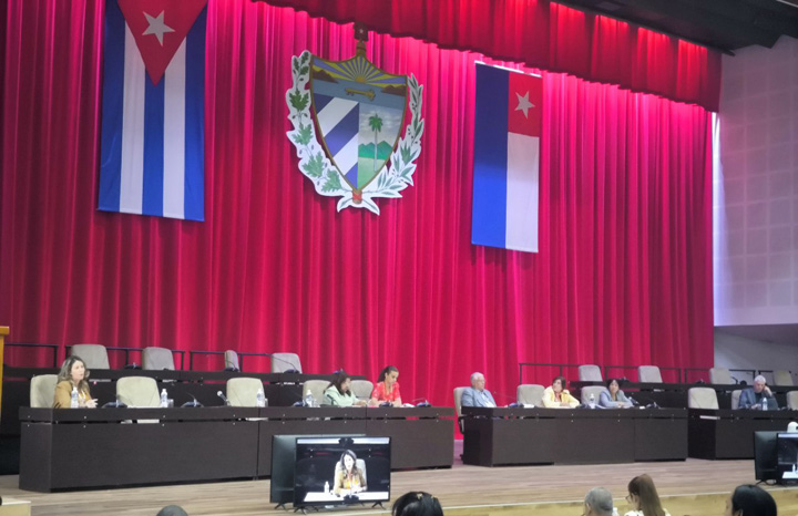 Analizan en Cuba programa del médico y enfermera de la familia
