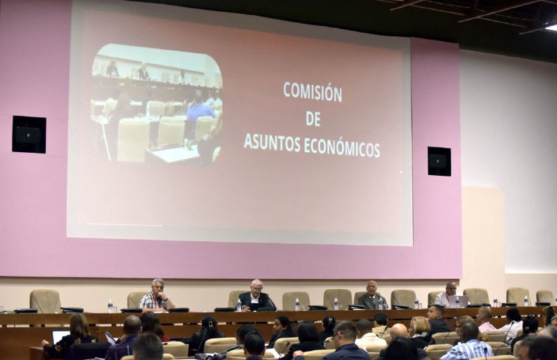 Amplios debates en comisión de Asuntos Económicos del Parlamento
