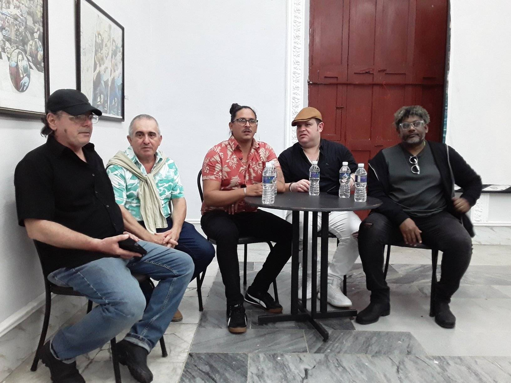 Solamente una vez se nombra la exposición colectiva que desde este jueves y por espacio de dos semanas cuelga en la Galería Provincial de Arte. 