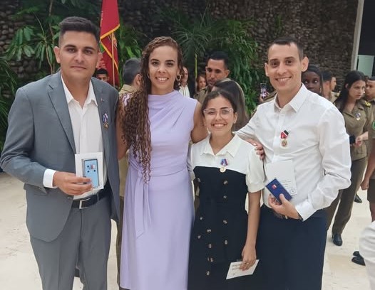 Refrendan condecoraciones compromiso de la juventud cubana