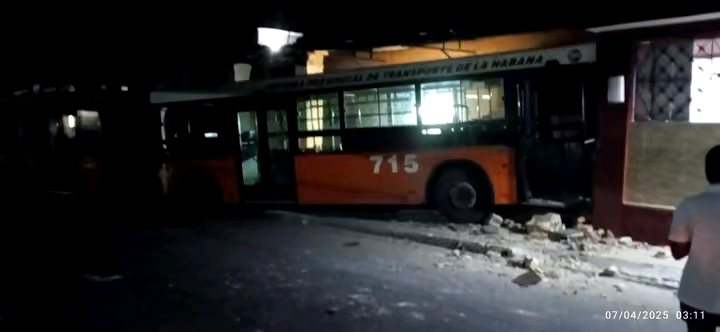 Ómnibus impacta una vivienda en La Habana tras ataque al conductor