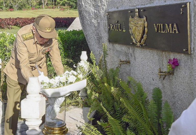 Raúl Castro y Díaz-Canel rindieron homenaje a Vilma Espín