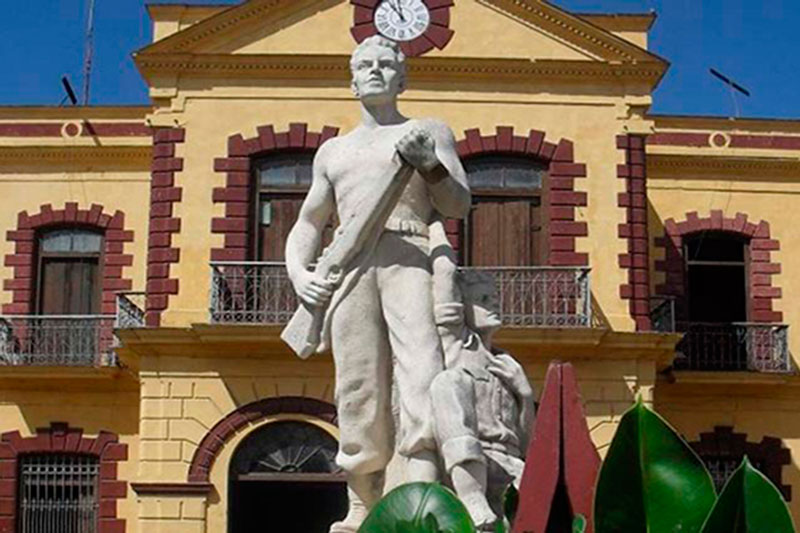 Frente a la estación ferroviaria, un monumento simboliza la gloria del pueblo de Sagua la Grande, que el 9 de abril de 1959 inscribió un hito de rebeldía en la historia de Cuba. 