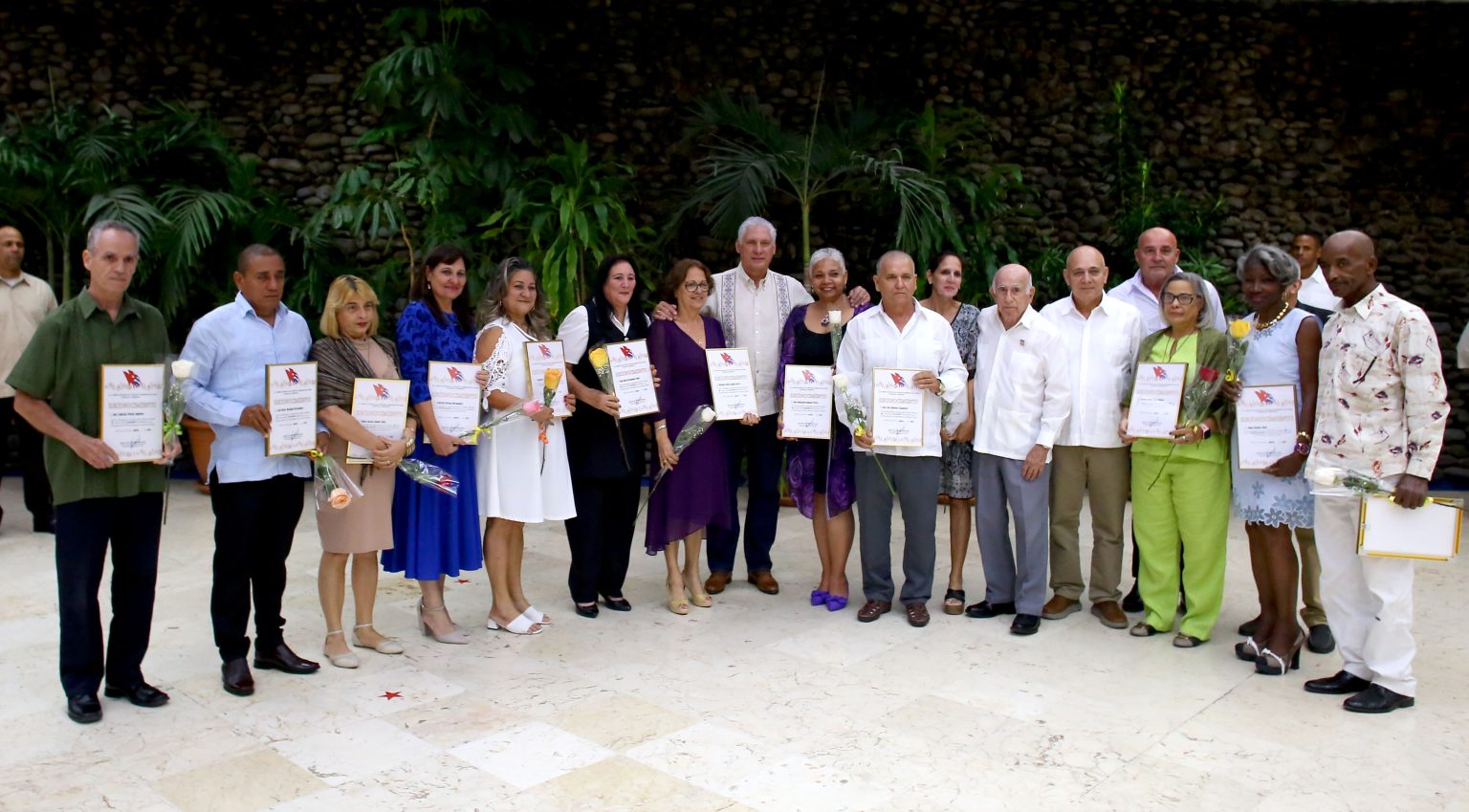 Partido Comunista de Cuba reconoce a más de 80 trabajadores, en acto encabezado por Díaz-Canel