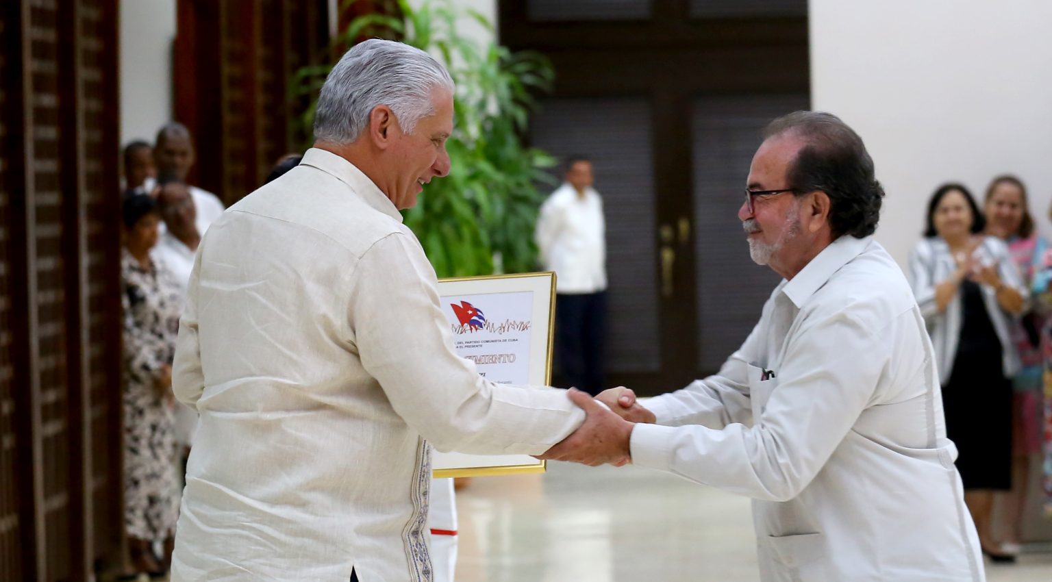 Partido Comunista de Cuba reconoce a más de 80 trabajadores, en acto encabezado por Díaz-Canel