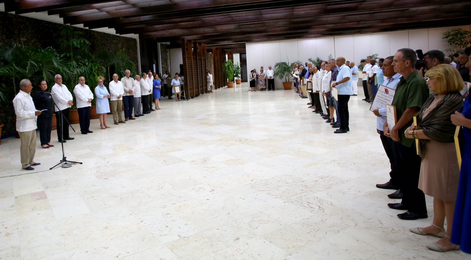 Partido Comunista de Cuba reconoce a más de 80 trabajadores, en acto encabezado por Díaz-Canel
