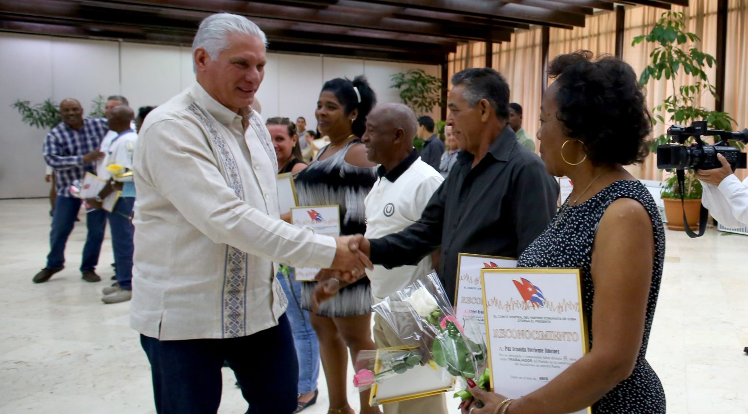 Partido Comunista de Cuba reconoce a más de 80 trabajadores, en acto encabezado por Díaz-Canel