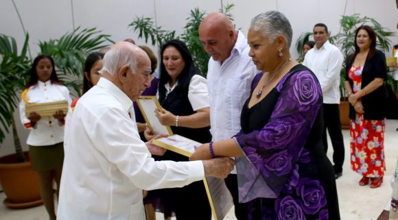 Partido Comunista de Cuba reconoce a más de 80 trabajadores, en acto encabezado por Díaz-Canel