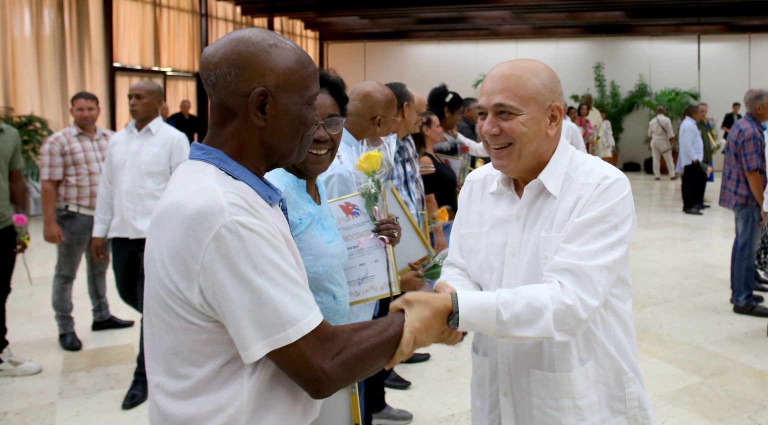 Partido Comunista de Cuba reconoce a más de 80 trabajadores, en acto encabezado por Díaz-Canel