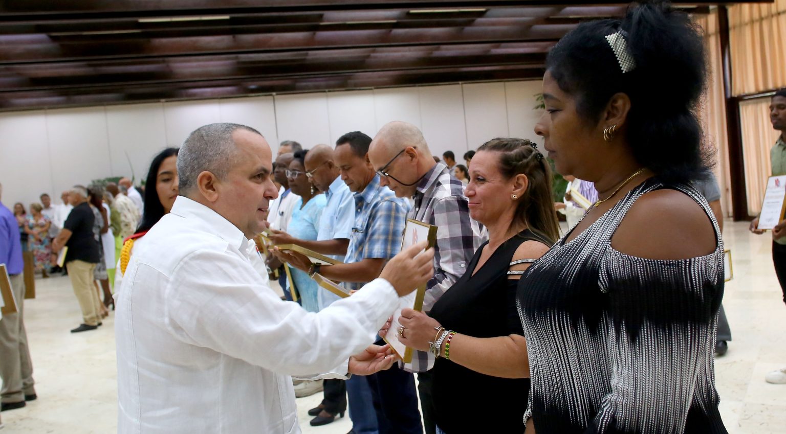 Partido Comunista de Cuba reconoce a más de 80 trabajadores, en acto encabezado por Díaz-Canel