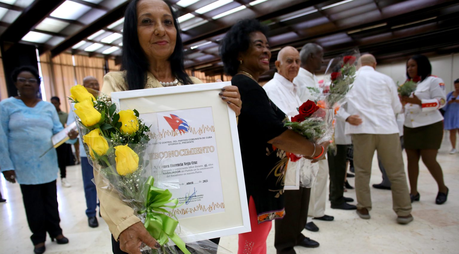 Partido Comunista de Cuba reconoce a más de 80 trabajadores, en acto encabezado por Díaz-Canel