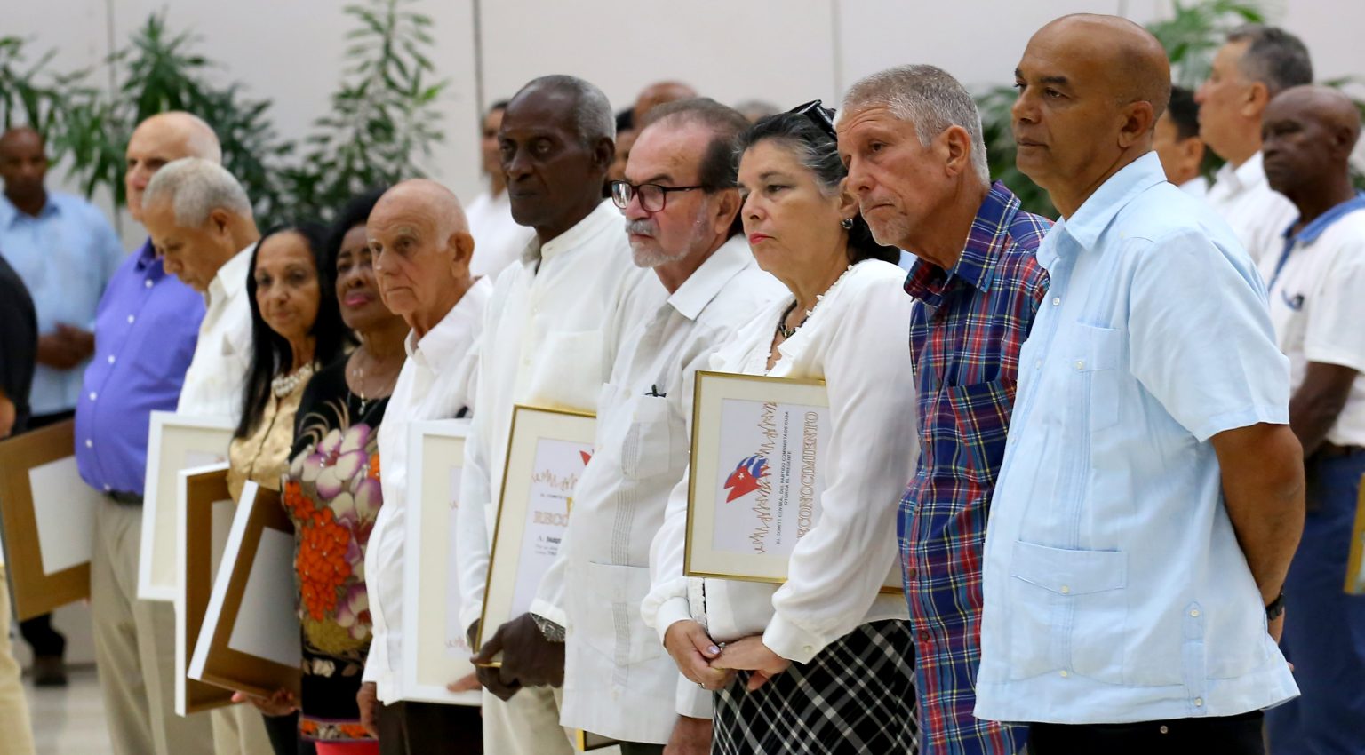 Partido Comunista de Cuba reconoce a más de 80 trabajadores, en acto encabezado por Díaz-Canel