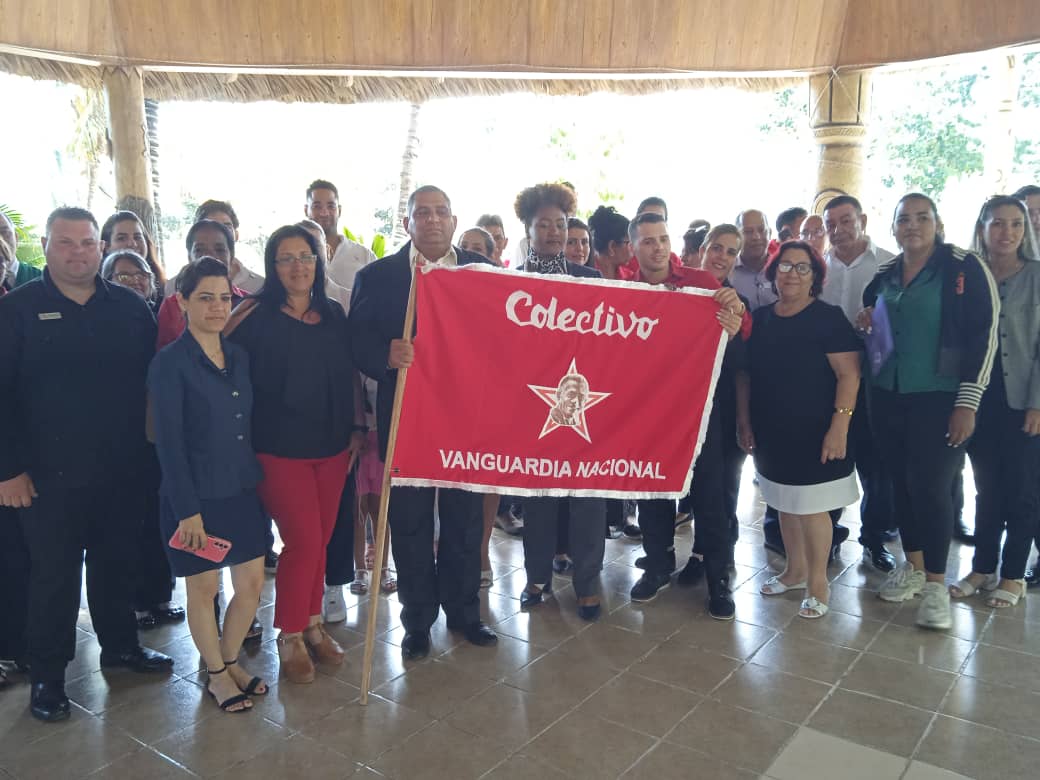 Recibe Hotel Los Caneyes Bandera de Vanguardia Nacional