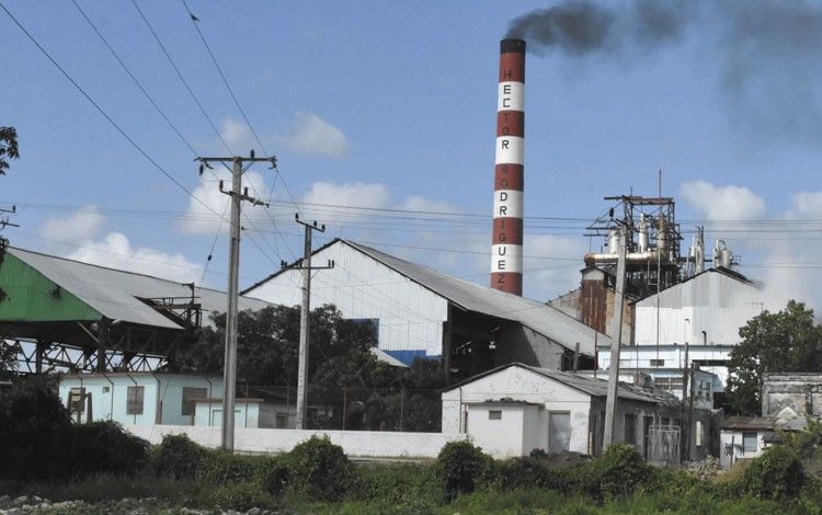 Avanzan reparaciones de la maquinaria agrícola en la empresa agroindustrial azucarera Héctor Rodríguez