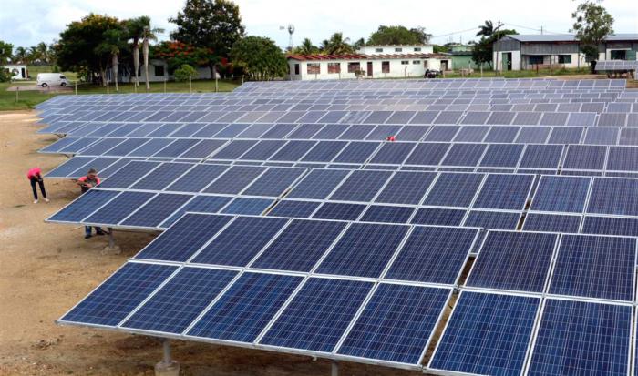 Instalan sistemas de baterías para controlar variaciones de frecuencia provocadas por los parques solares