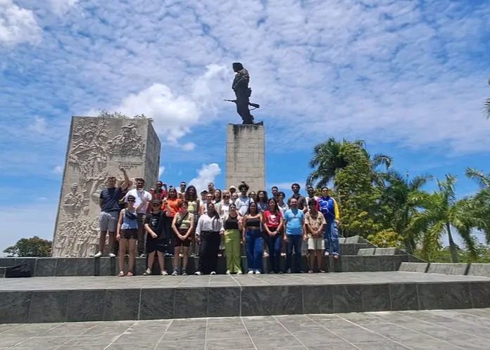 Rinde tributo al Che en Santa Clara Brigada Juvenil de solidaridad "Fidel vive"