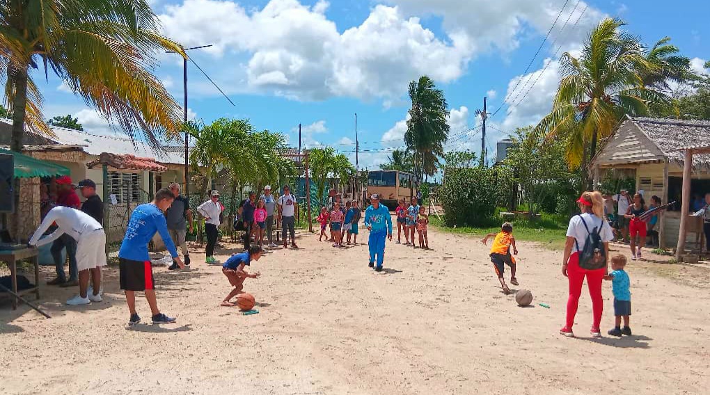 Caravana Provincial de la Alegría llevó color y diversión a la comunidad costera de Carahatas