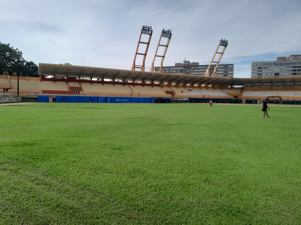 Realizan trabajos de mantenimiento en el estadio de béisbol Augusto César Sandino de Santa Clara