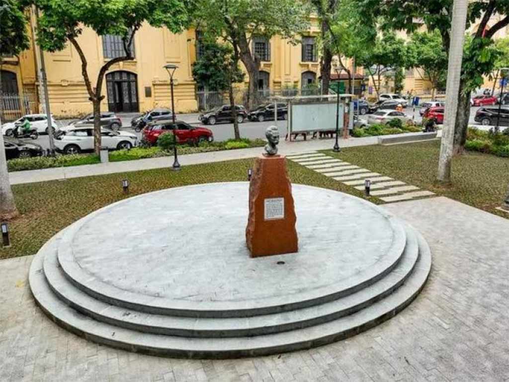 Presidente de Cuba rinde homenaje a José Martí en Vietnam