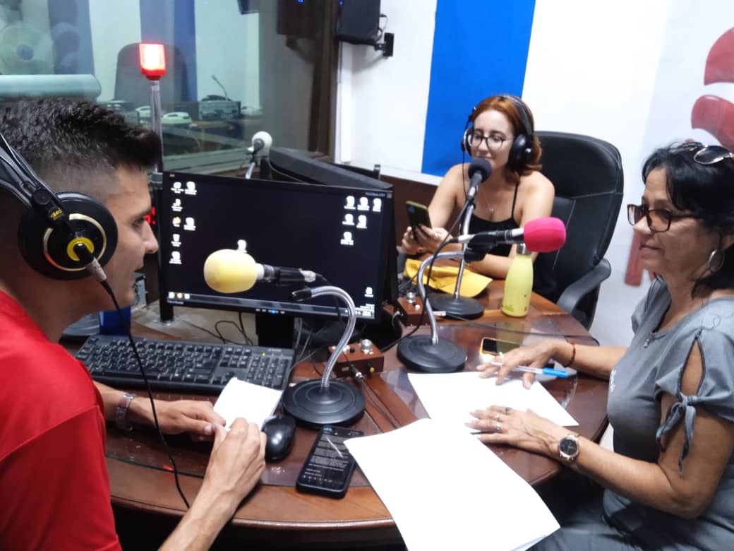 Emotivo homenaje de la Radio villaclareña a los locutores en su día