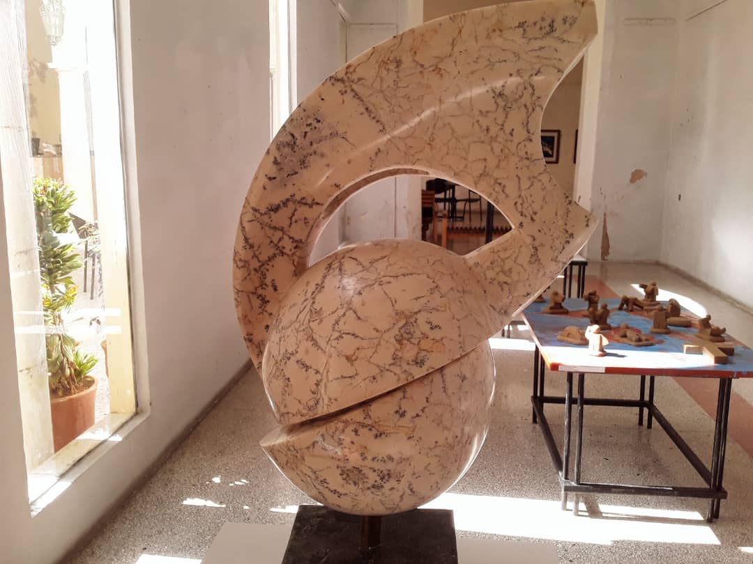 "Espacio maestro": una muestra intergeneracional de escultores