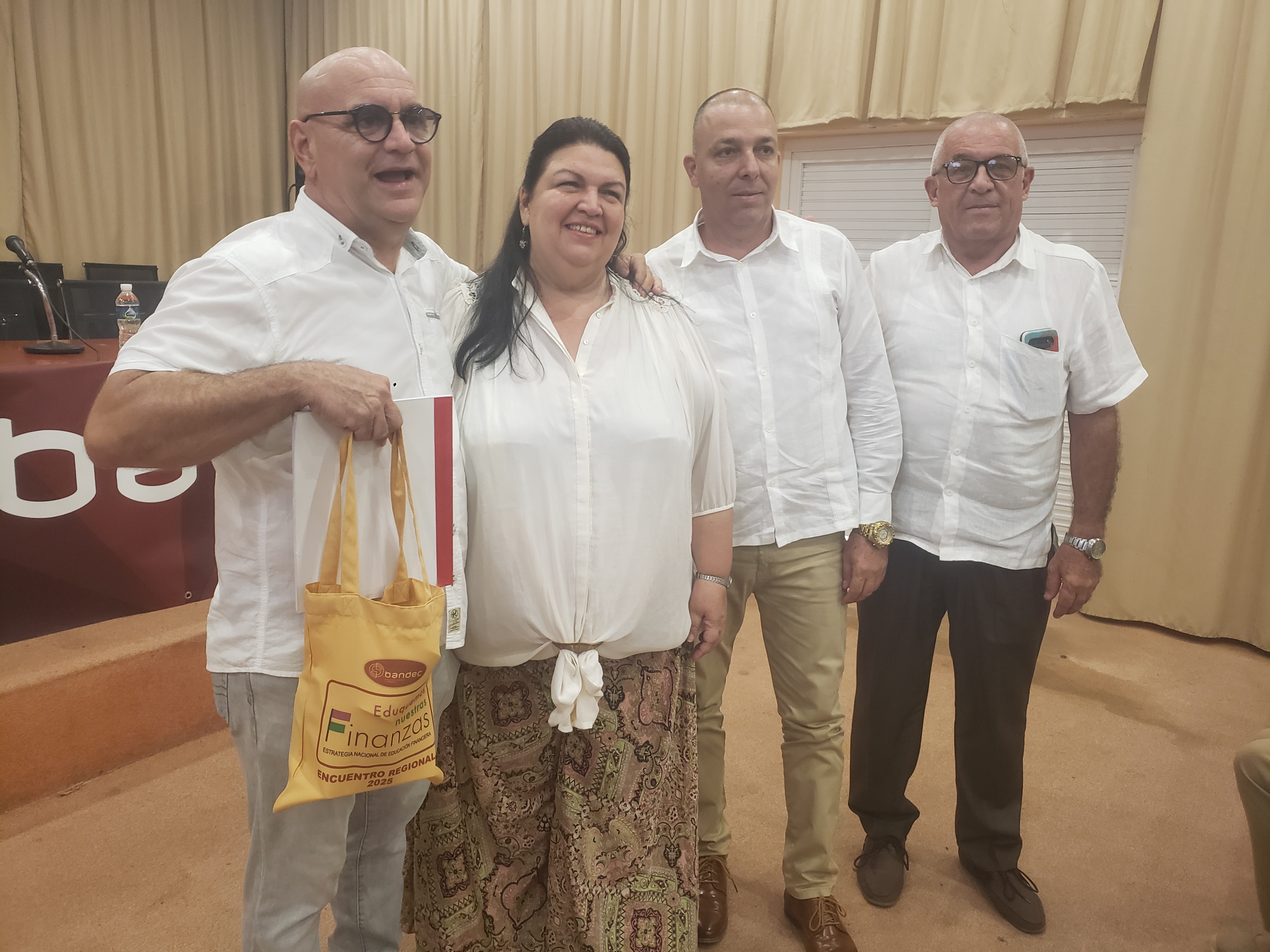 Debaten profesionales de Bandec sobre los retos de la comunicación y la educación financiera en taller regional al centro de Cuba