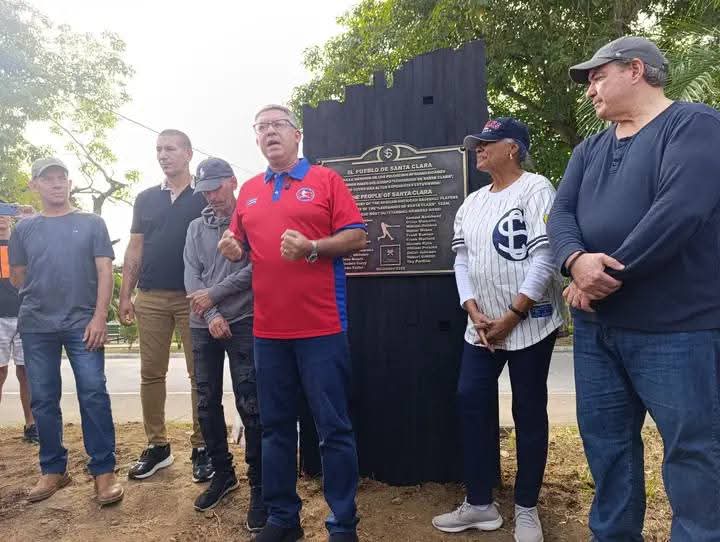 Develan tarja homenaje a peloteros afroamericanos que jugaron en el equipo "Los Leopardos", de Santa Clara