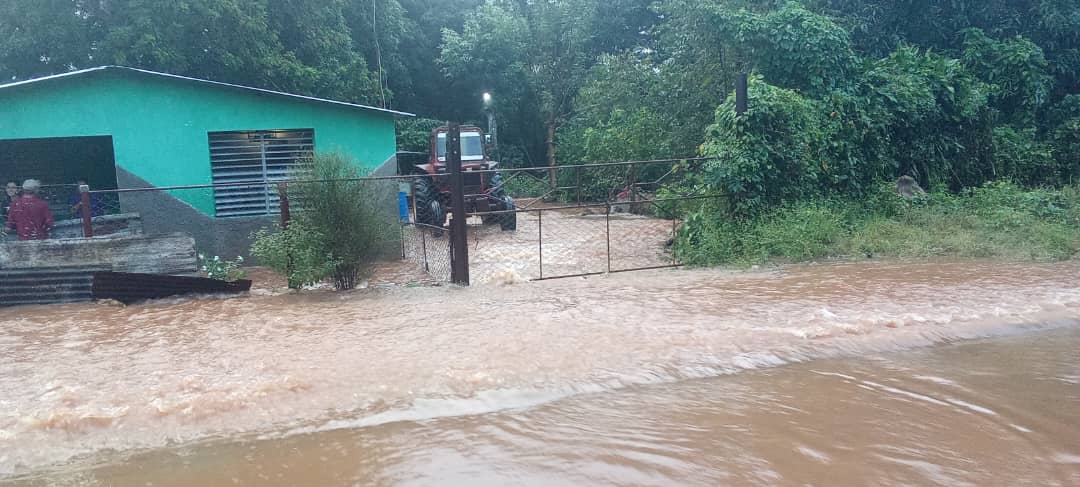 Intensas lluvias mantienen en vigilancia a Remedios