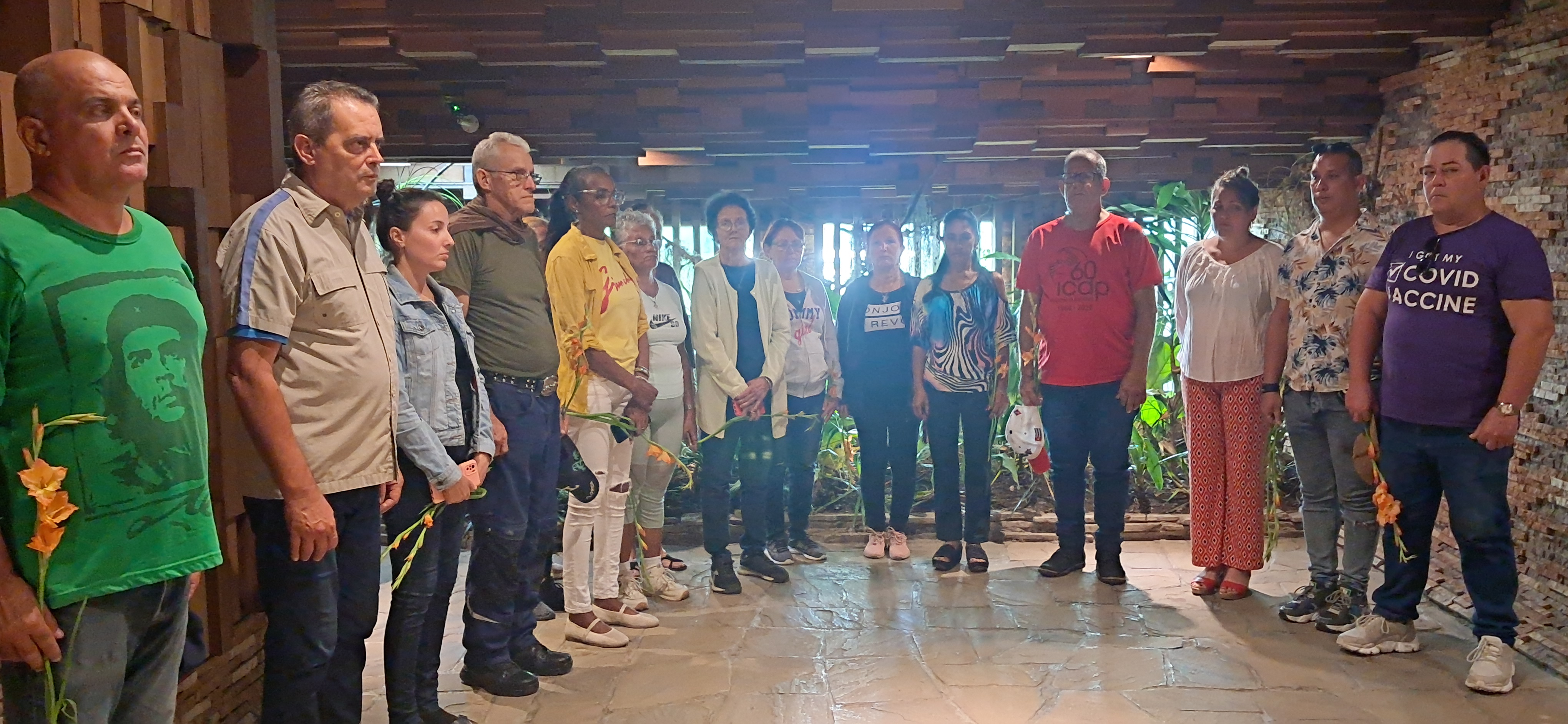 Rinden tributo al Che trabajadores villaclareños del Instituto Cubano de Amistad con los Pueblos