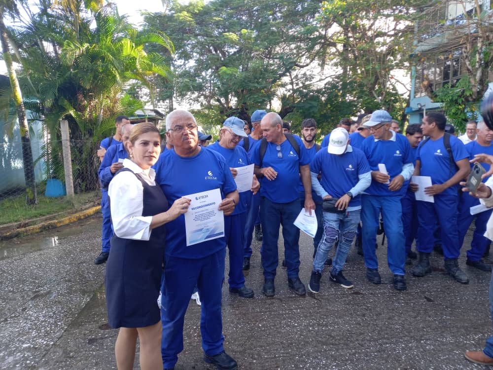 Regresan linieros villaclareños de ETECSA tras apoyar recuperación del oriente cubano