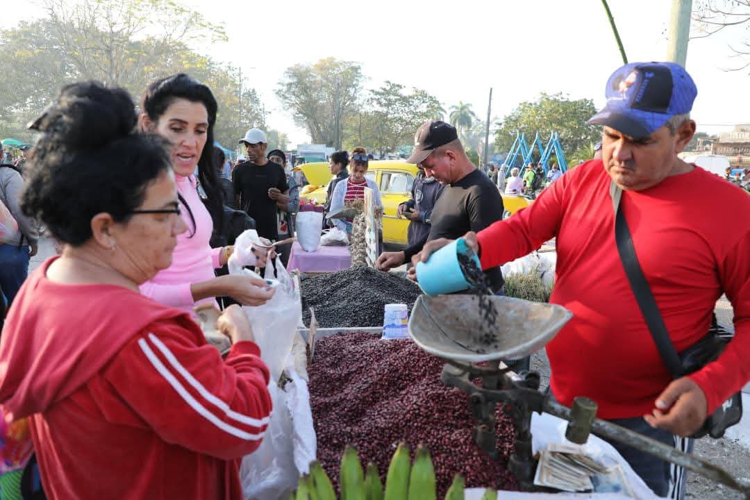 Máximas autoridades de Villa Clara recorren recinto ferial este fin de año