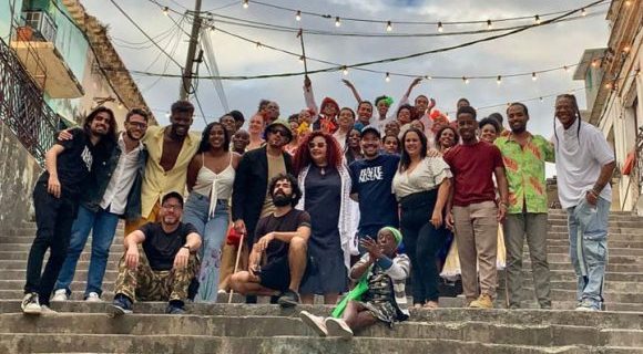 Asociación Hermanos Saíz recibe el 2025 con videoclip “Amanece el nuevo año” 