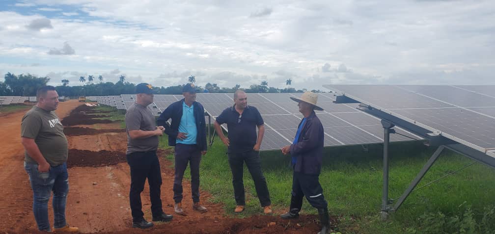 Chequea primer secretario del Partido en Villa Clara la construcción del Parque Solar Fotovoltaico "Bermejal"