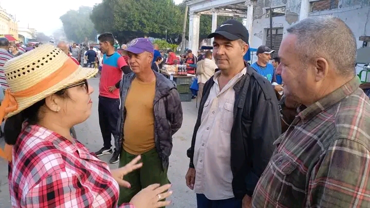 Recorre gobernadora villaclareña feria agropecuaria de Camajuaní 