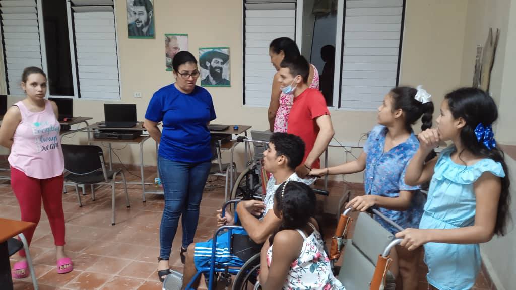 La máxima autoridad gubernamental en esta central geografía, también llegó al Centro Médico-Psicopedagógico "Fredy Maymura Hurtado", de Santa Clara, recorrió sus instalaciones e intercambió con pacientes y personal de guardia.
